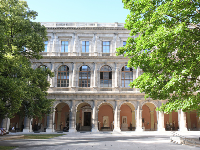 Innenhof und Fassade der Universität Wien